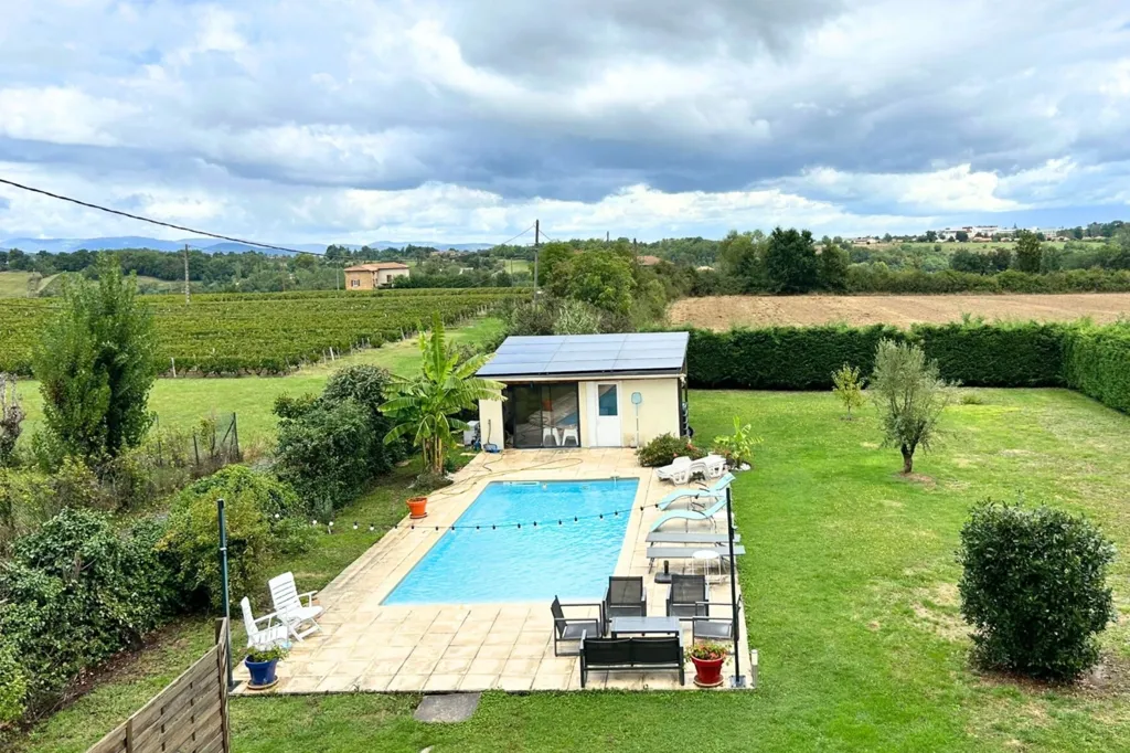 Õhuvaade - Stone Cottage with Pool in Gleizé