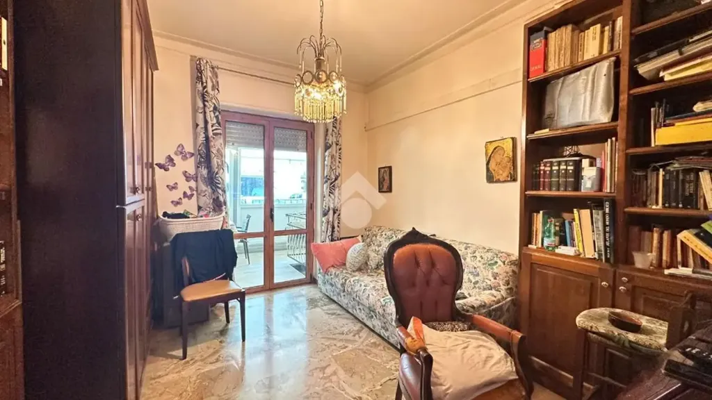 Kabinet - Three-Bedroom Apartment with Balcony in Crotone