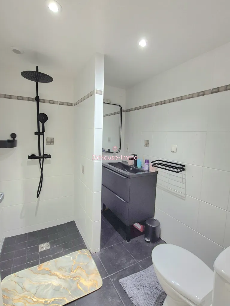 Bathrooms - Spacious House with Garden in Saint-Rémy