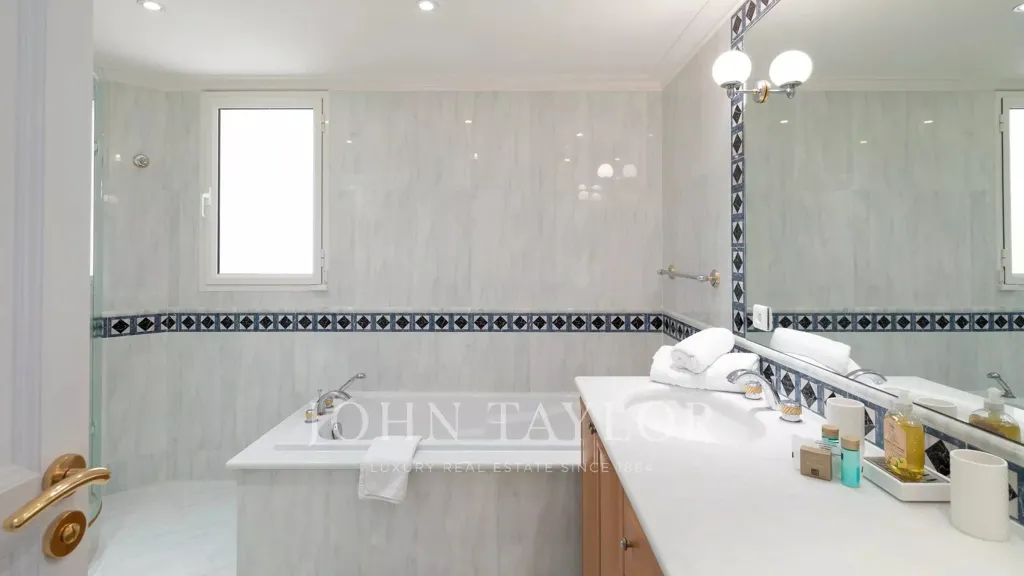 Bathrooms - 1930s Residence with Sea View in Cap d’Antibes