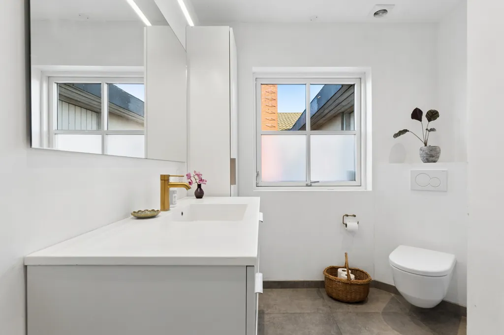 Salles de bain - Modernised Villa with Open View in Højby