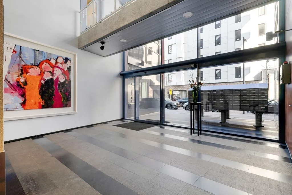 Esik - 3-Bedroom Gallery Flat with City View in Rotterdam