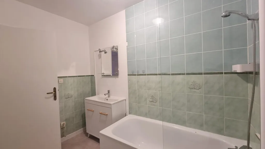 Salles de bain - Appartement 2 Pièces avec Parking à Chambray-lès-Tours