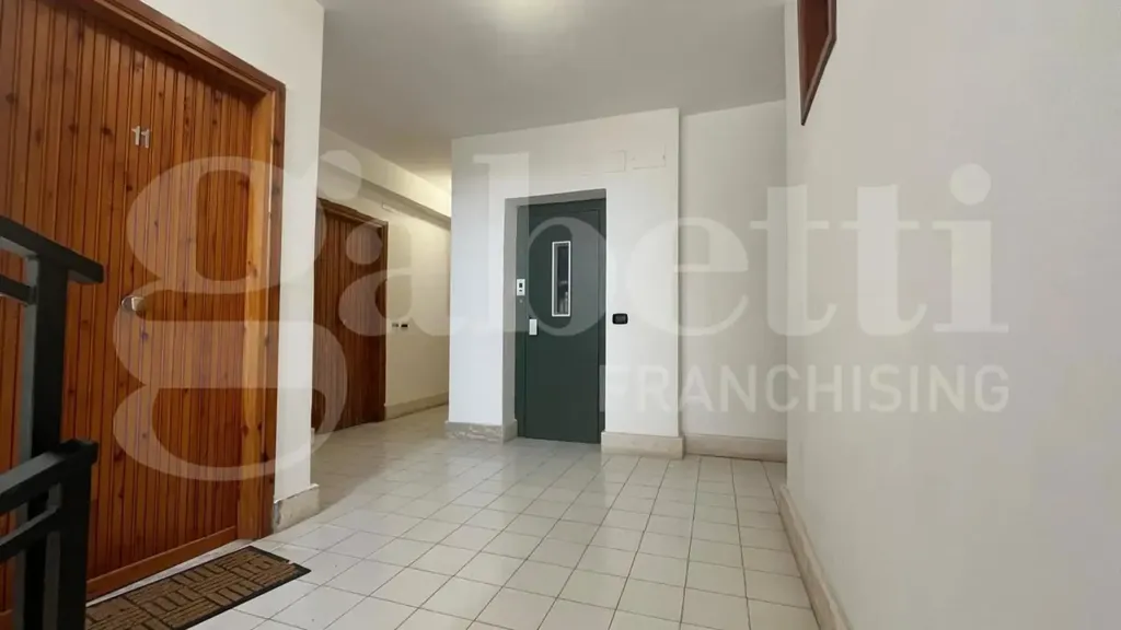 Entrée - 3-Bedroom Apartment with Balcony in Scalea