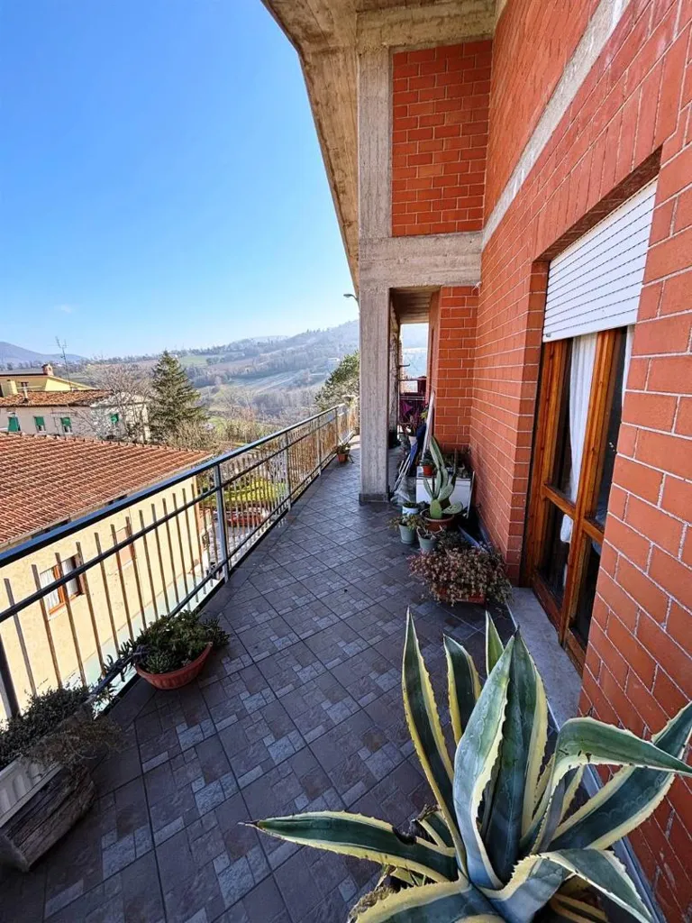 Rõdu - Apartment with Panoramic Terrace in Castelraimondo