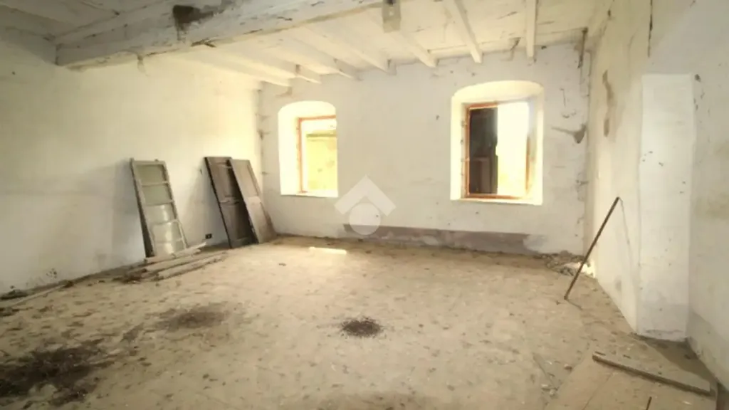 Stanze - Rustic Property with Garden in Prarostino