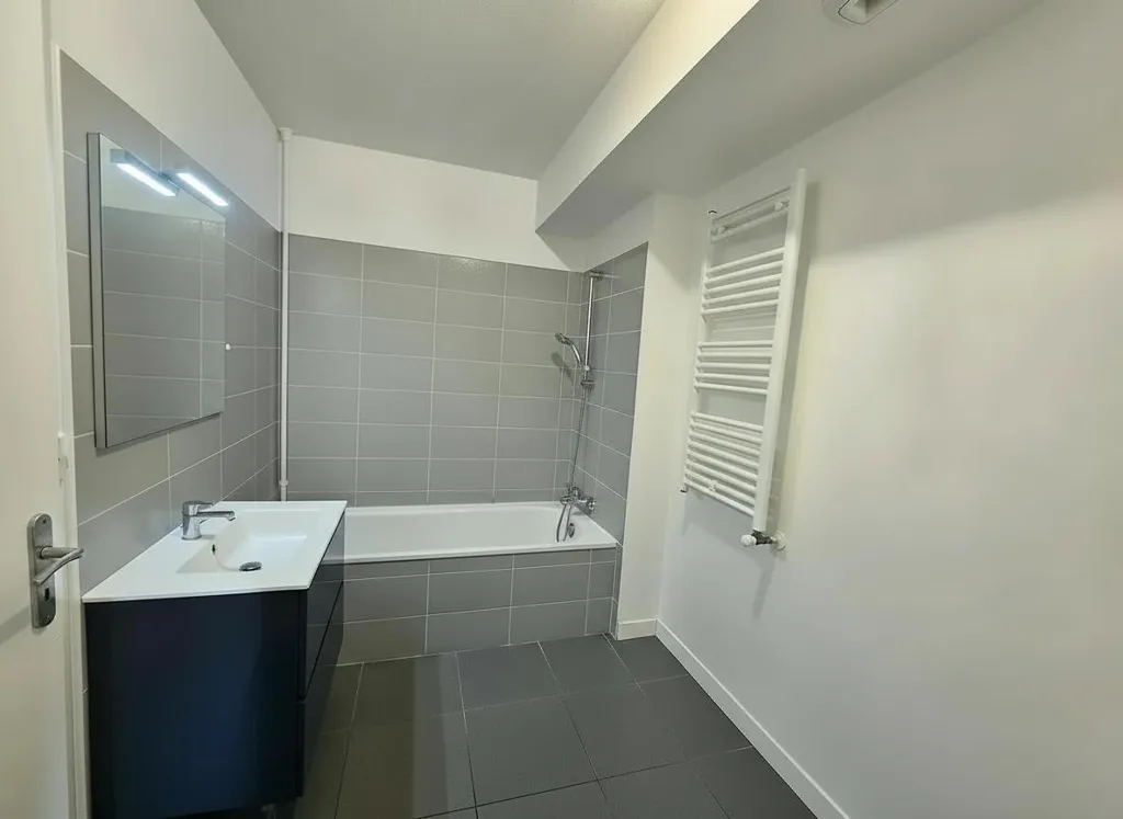 Vannitoad - 3-Bed Apartment with Terrace in Gardanne