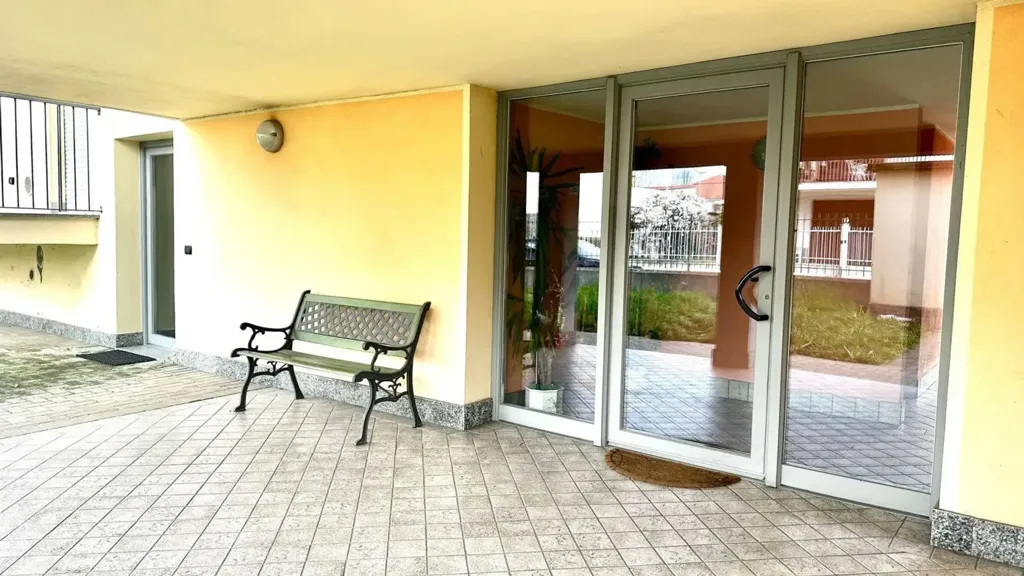 Esik - Triplex Apartment with Balconies in Mortara
