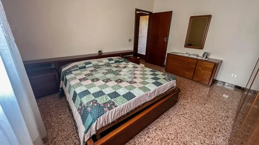 Chambres - Three-Bedroom Apartment with Balcony in Carpi