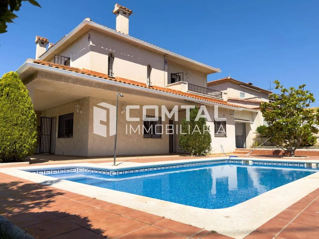 Pool - Luxury Detached House with Private Pool in Cubelles