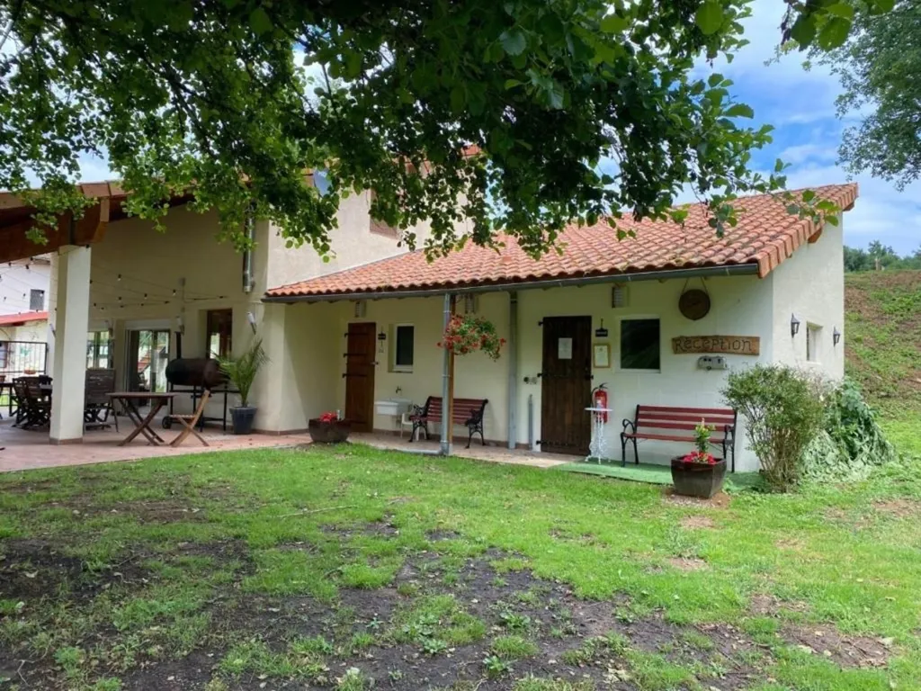Jardin - Moulin Rénové avec Piscine et Terrain à la Campagne