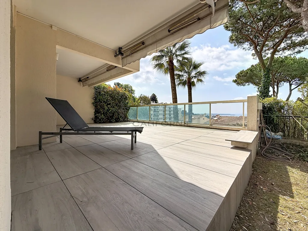 Terrace - 3-Piece Apartment with Sea View in Le Cannet