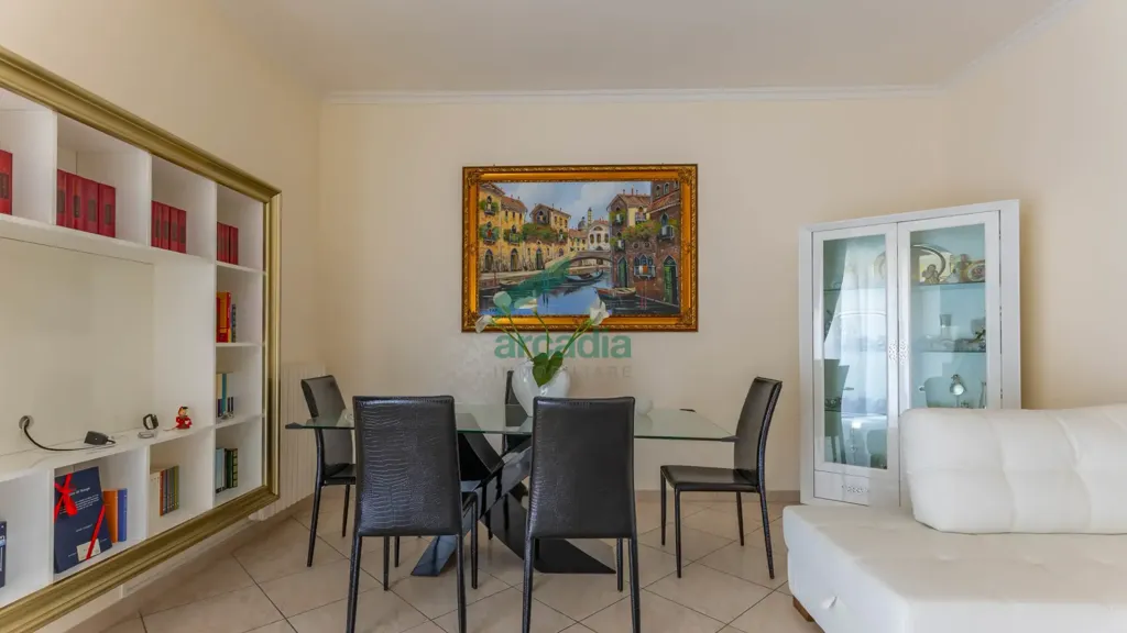 Salle à manger - 4-Bedroom Apartment with Balcony in Bari