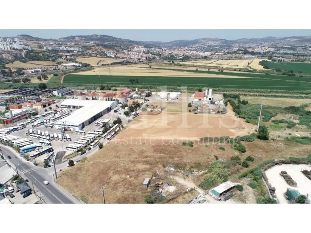 Õhuvaade - Under Construction Plot with Road Access in Loures
