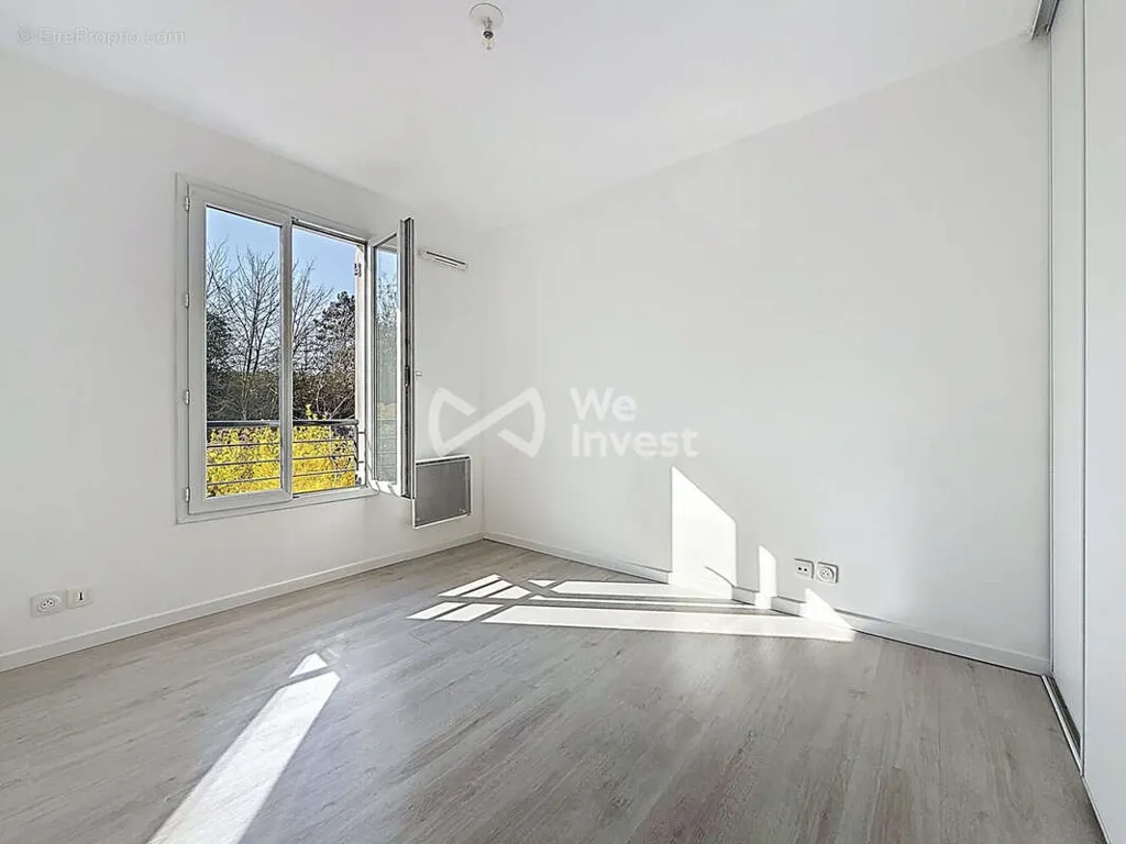 Toad - 2-Bedroom Apartment with Balcony in Vaujours