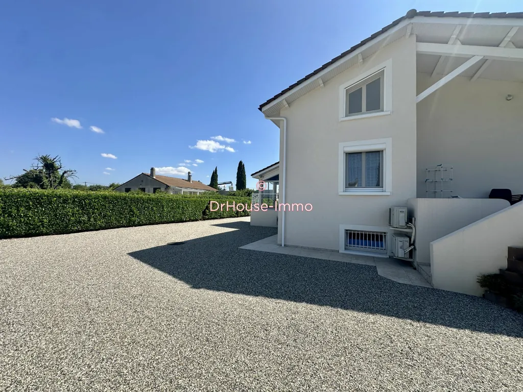 Extérieur - Maison avec Piscine et Jardin à Malissard