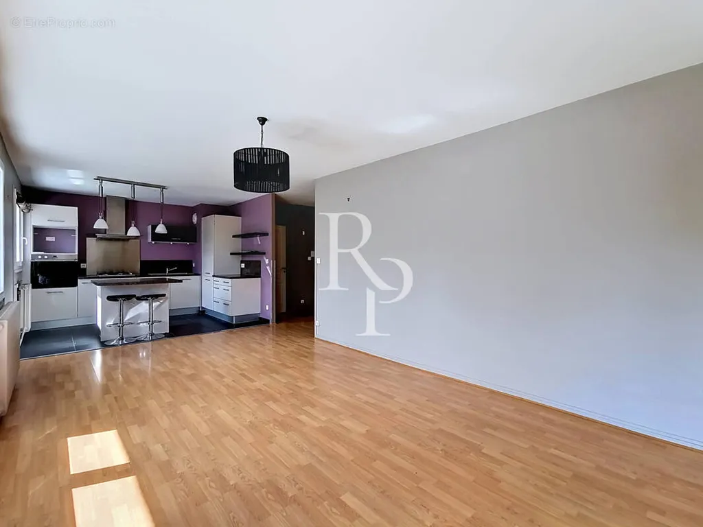Köök - 3-Bed Apartment with Balcony in Green Park
