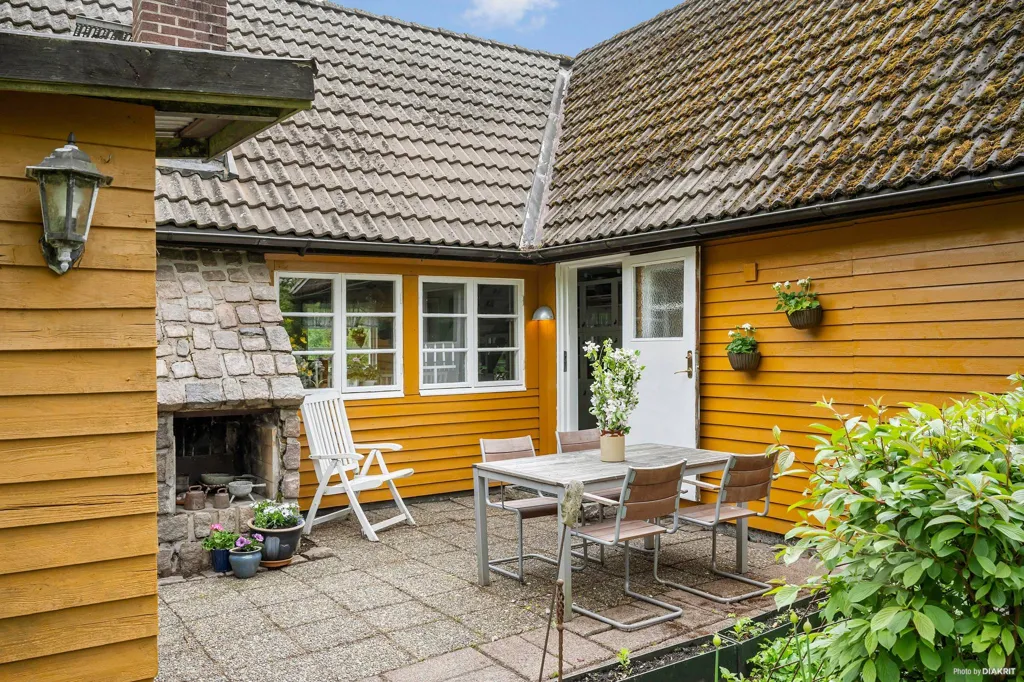 Terrasse - Charming Yellow Cottage with Orchard in Scania