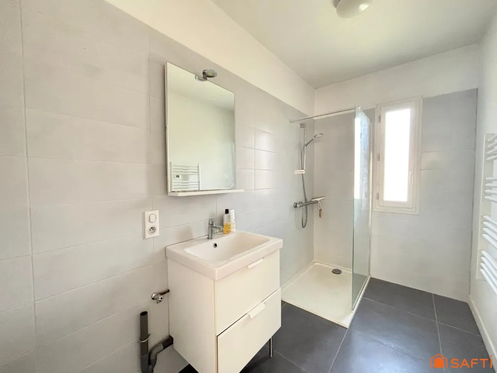 Salles de bain - Maison Rénovée avec Balcon et Jardin à Avignon