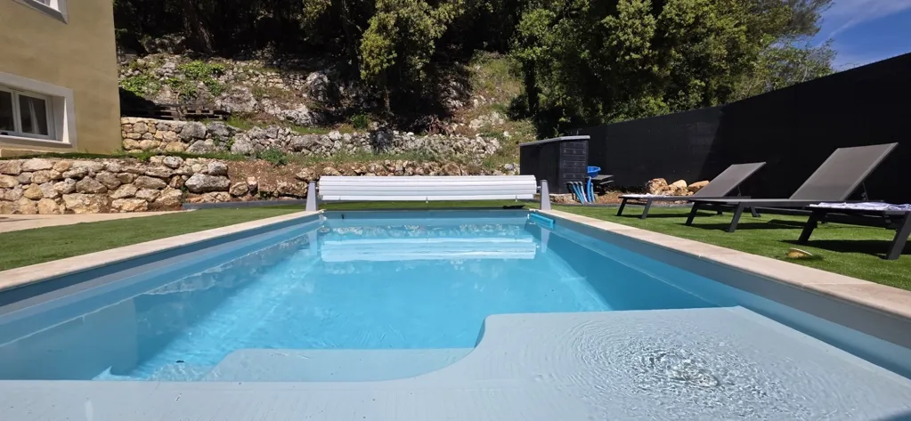 Piscine - Maison Contemporaine avec Piscine à Tourrette-Levens