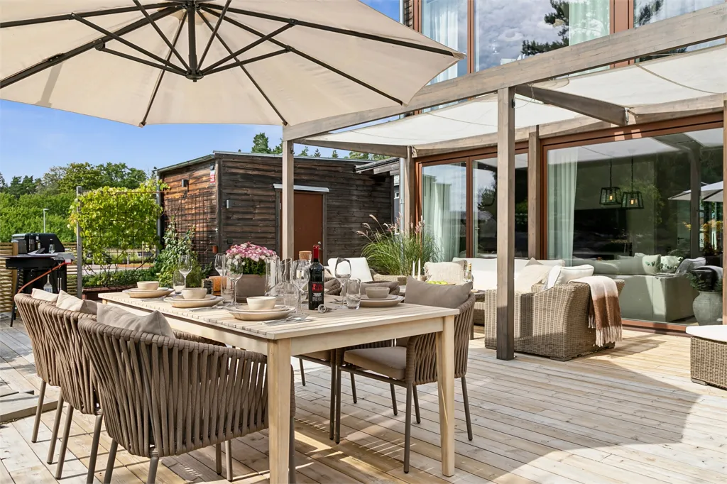 Terrass - Modern Two-Storey Flat with Garden in Klinta