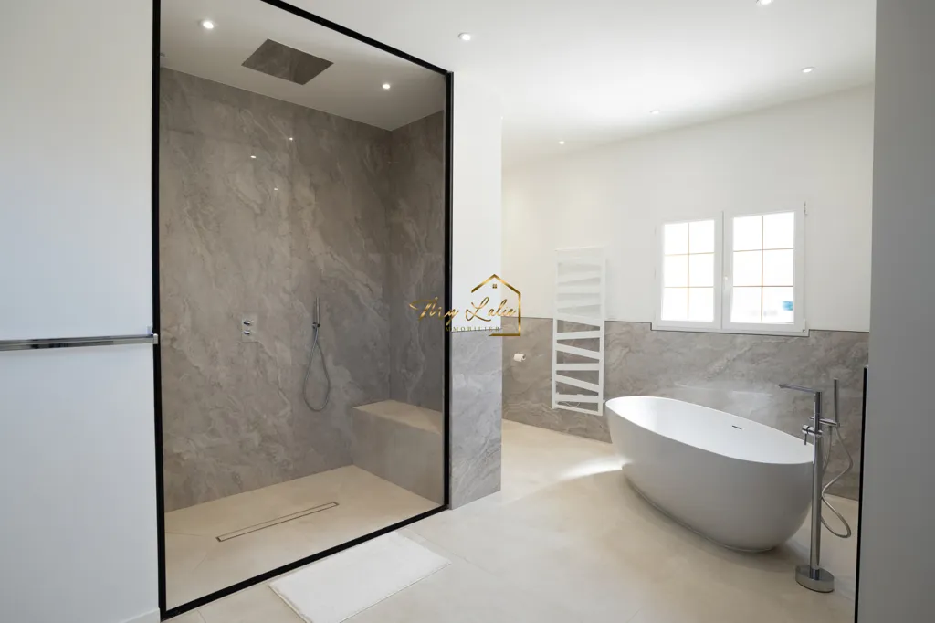 Salles de bain - Villa Contemporaine avec Piscine Intérieure à Environnement Préservé