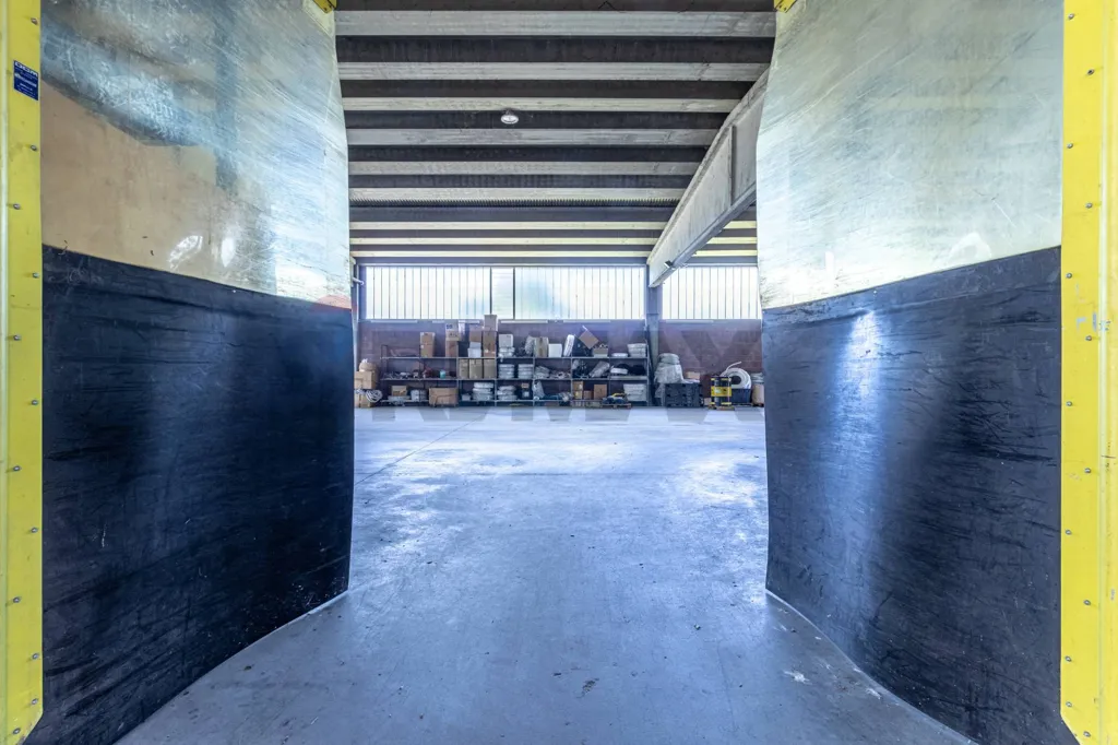 Garaaž - Industrial Warehouse with Expansion Potential in Sandigliano