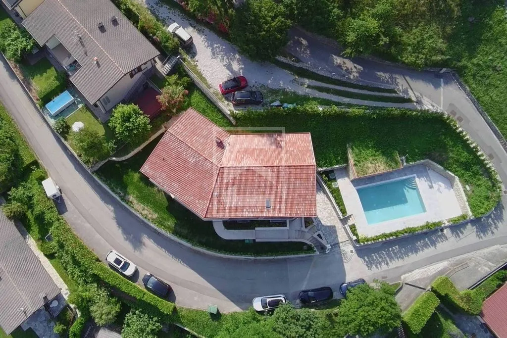 Õhuvaade - Villa with Pool Under Construction in Tignale
