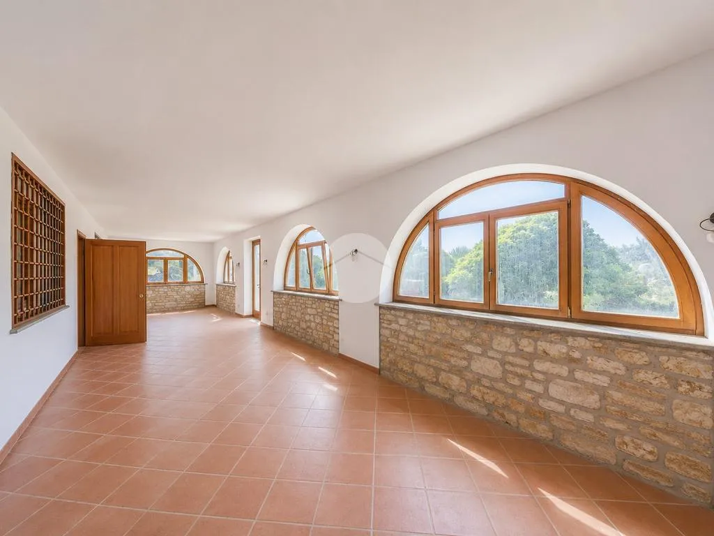 Entrée - Versatile Villa with Olive Grove in Guidonia Montecelio