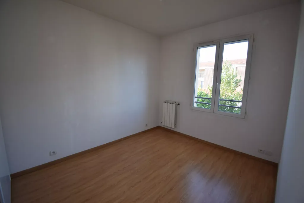 Toad - Three-Bedroom House with Garage in Quiet Area