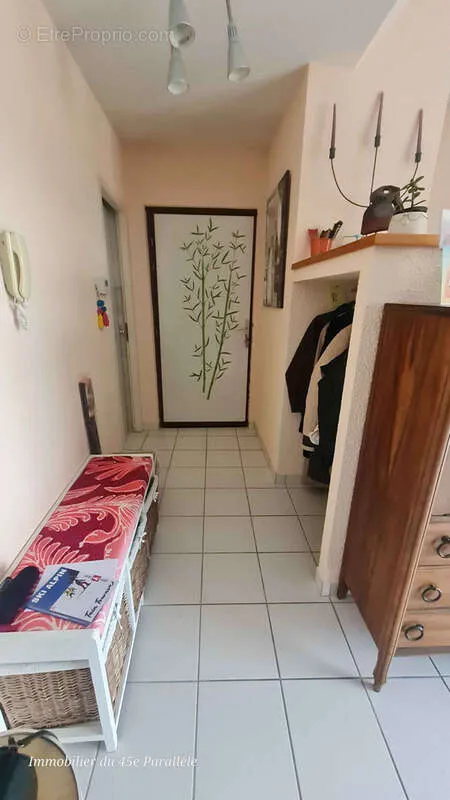 Entrée - Appartement T3 avec Terrasse et Parking au Centre de Mauves