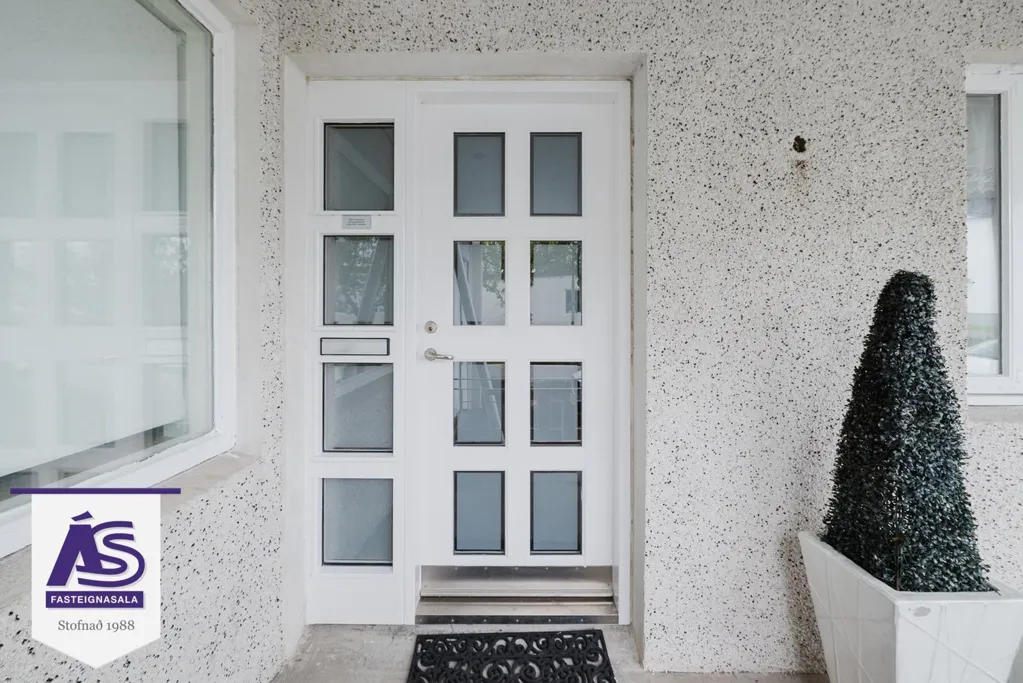 Ingresso - House with Garden and Pool in Hafnarfjörður