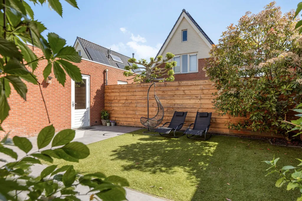 Aed - Spacious Villa with Solar Panels in Woubrugge