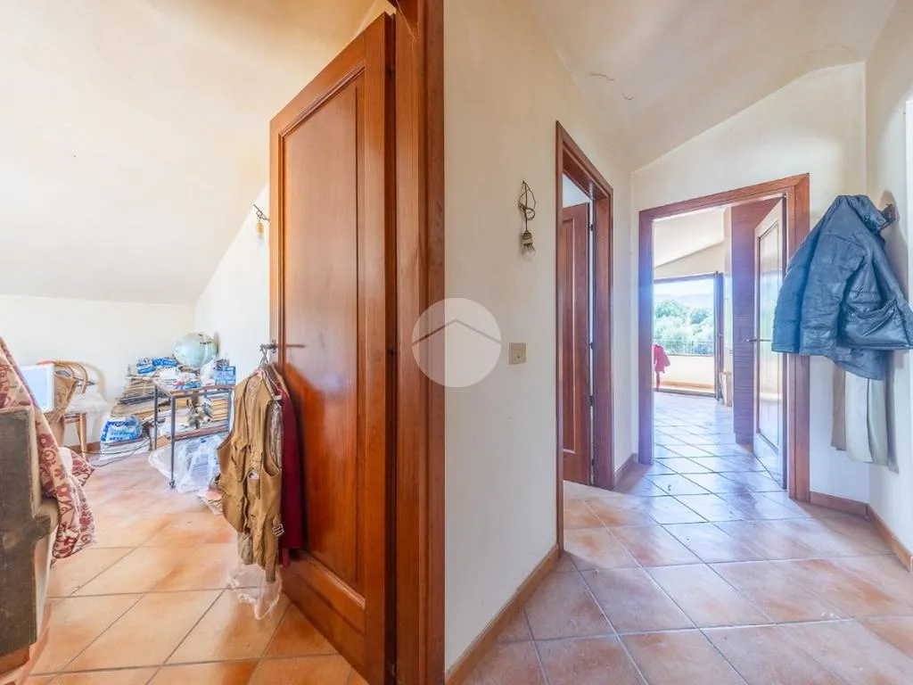 Entrée - Versatile Villa with Olive Grove in Guidonia Montecelio