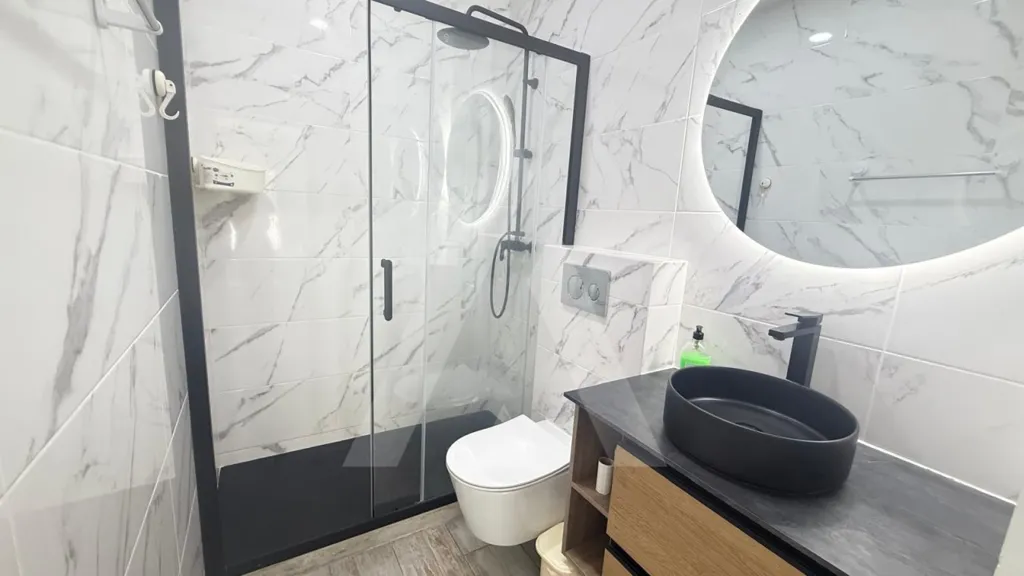 Salles de bain - Remodelled T2 with Two Frontages in Quarteira