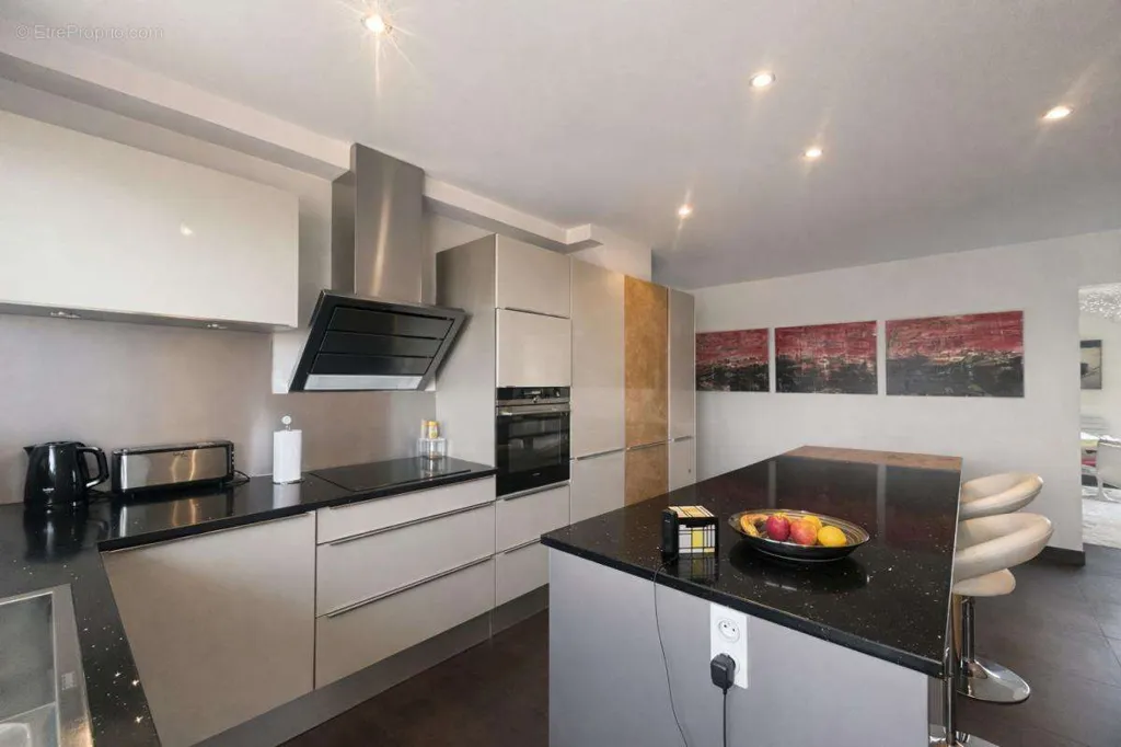 Cucina - Traversant Flat with Balconies in Roanne