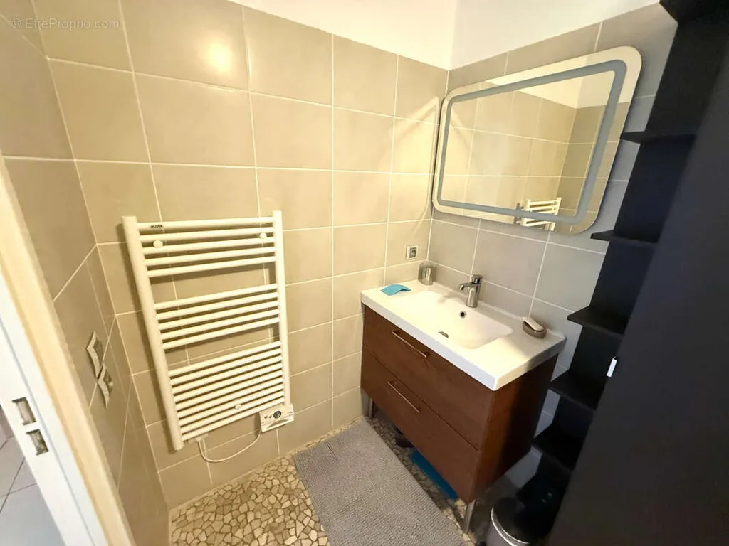 Salles de bain - Grand 2 Pièces avec Terrasse au Cœur de Cavalaire