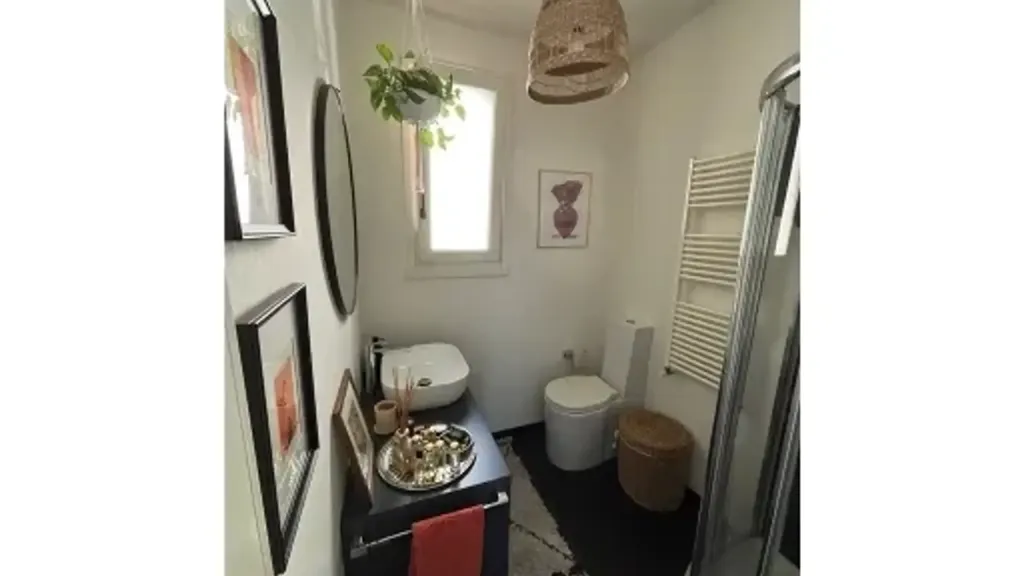 Bathrooms - Rear-Accessed Trilocale with Terrace in Florence