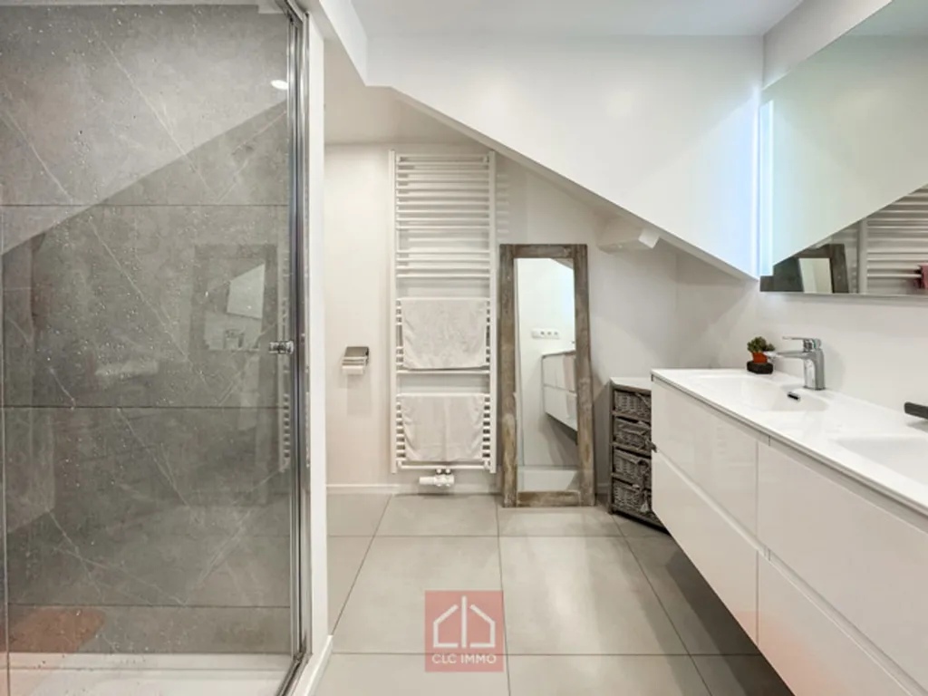 Salles de bain - Maison rénovée avec terrasse à Waterloo