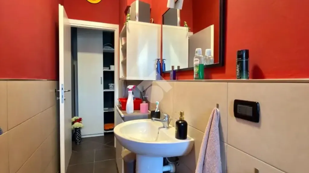 Salles de bain - Rustic 2-Bed Flat with Balcony in Torino