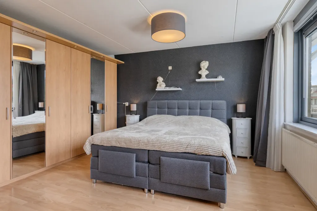 Magamistoad - Corner House with Private Driveway in Hoorn
