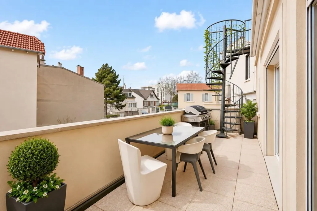 Terrace - House with Rooftop in Fontenay-sous-Bois