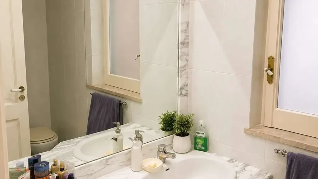 Bathrooms - 4-Bedroom Apartment with Balcony in Marsala