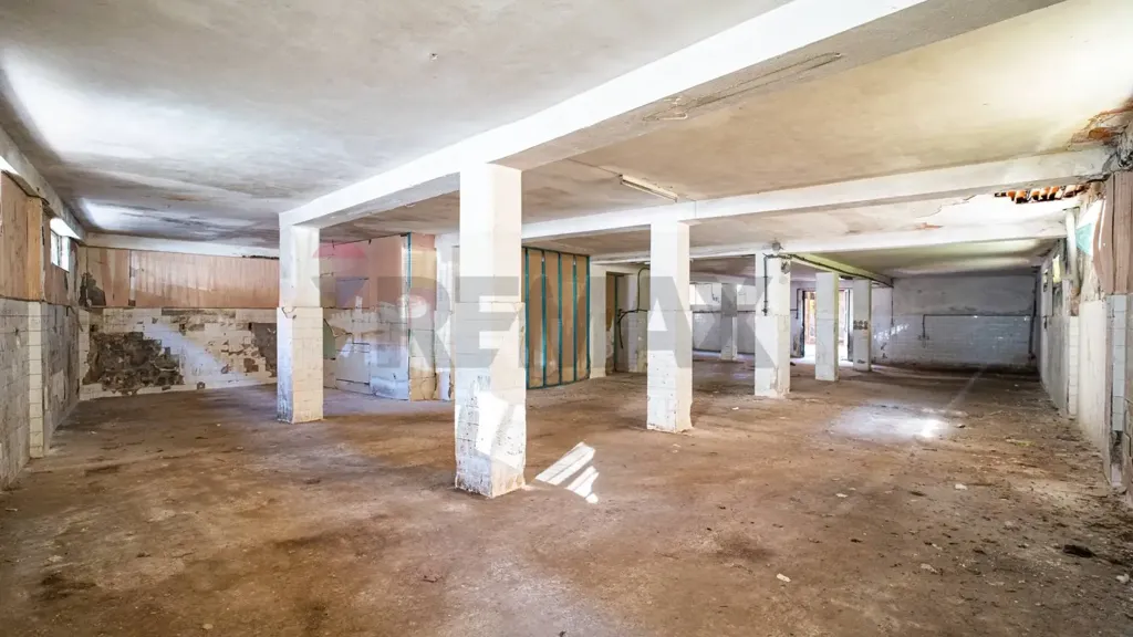 Pièces - Commercial Space with Apartments in Belpasso
