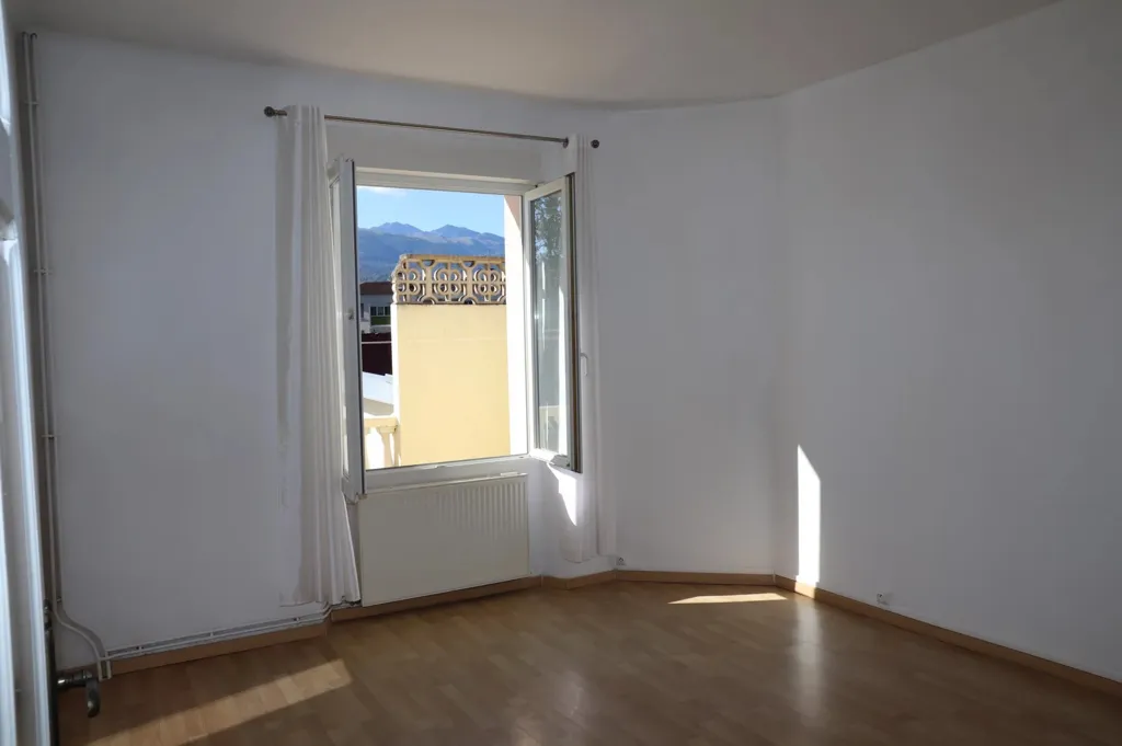 Pièces - Ensemble Immobilier avec Grand Garage à Proximité du Centre