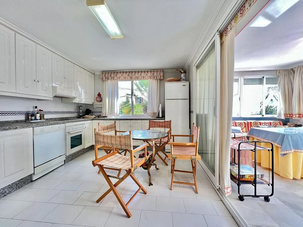 Cuisine - Semi-detached House with Pool on National Road
