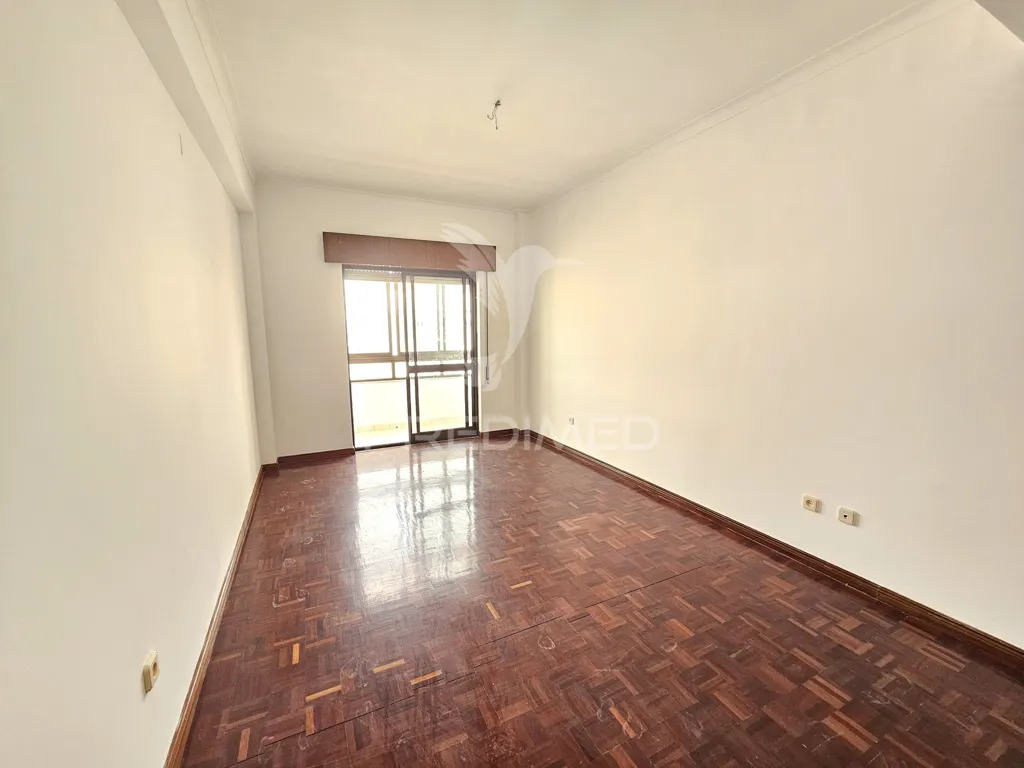 Pièces - Spacious T2 Apartment with Two Fronts in Pinhal Novo
