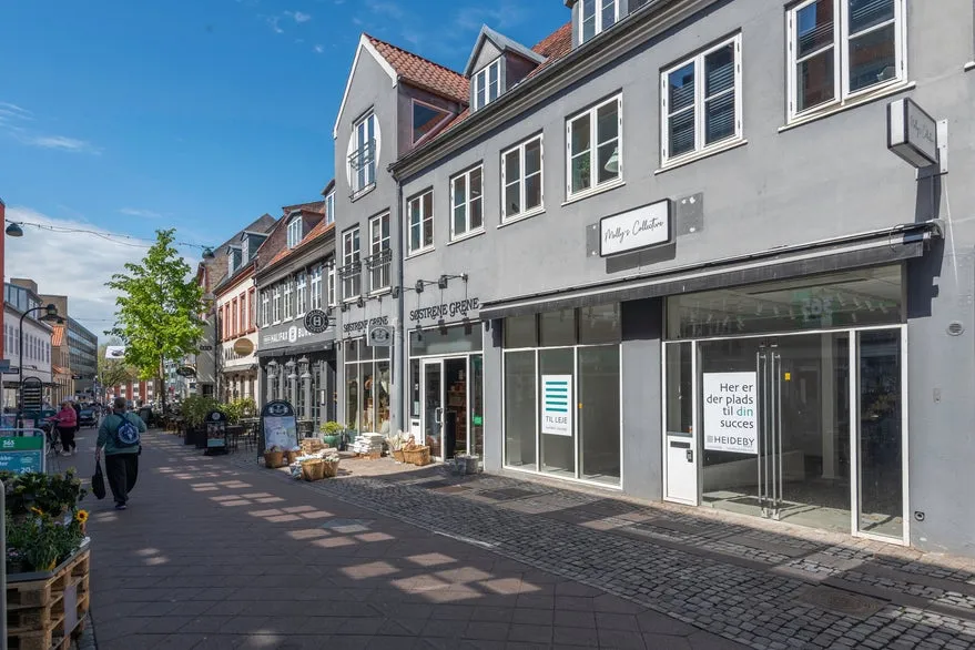 Esterno - Retail Unit with Display Space in City Centre