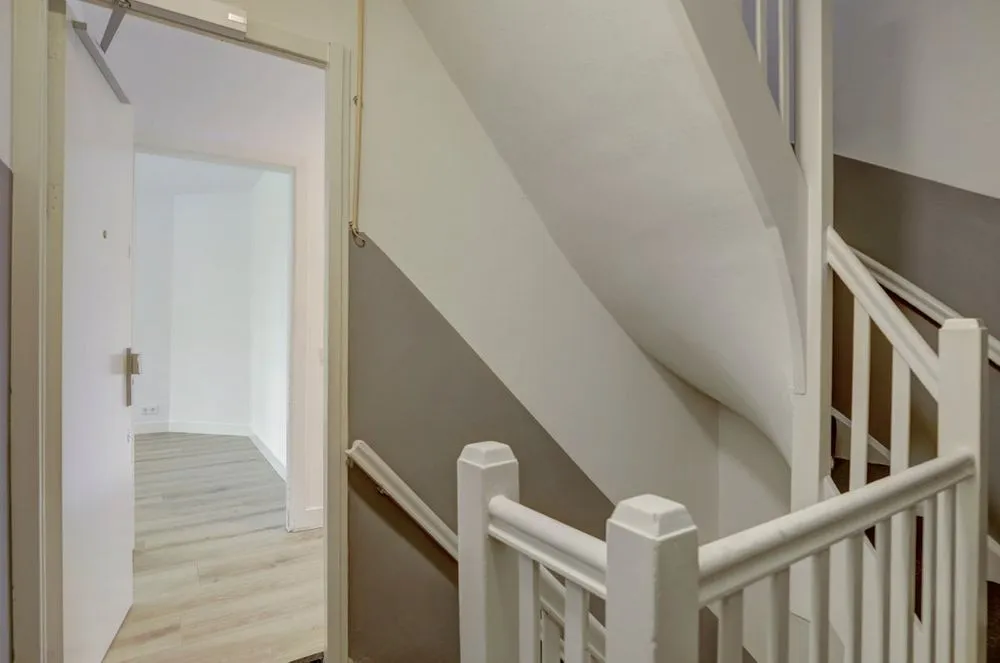 Pièces - 3-Bedroom Apartment with Balcony in Amsterdam