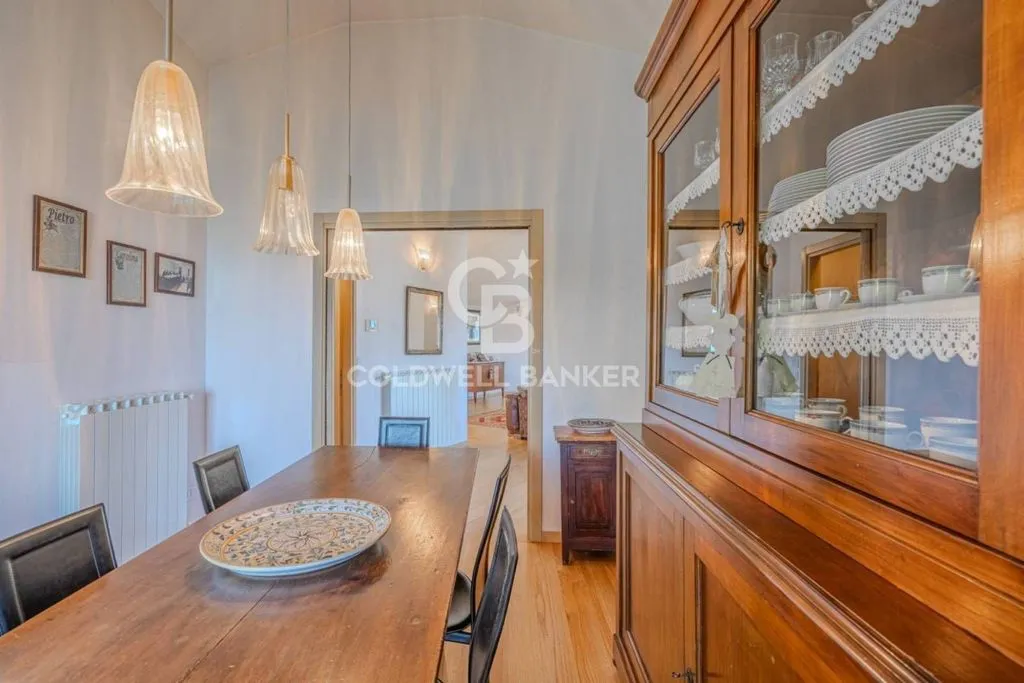 Salle à manger - Panoramic Villa with Private Park in Costa Volpino
